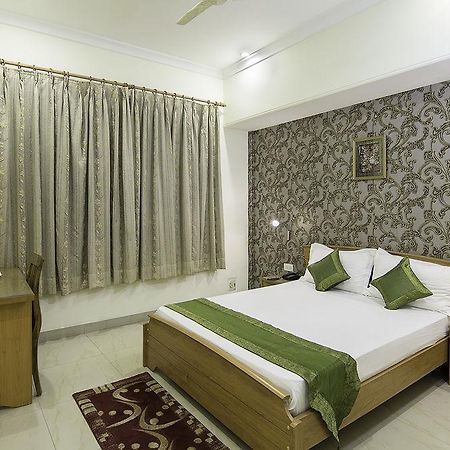 Treebo Palm Tree Palam Vihar Hotel Gurgáon Kültér fotó