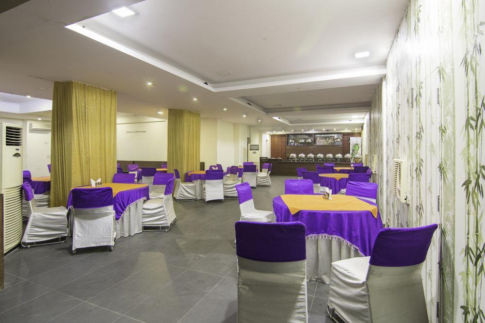 Treebo Palm Tree Palam Vihar Hotel Gurgáon Kültér fotó