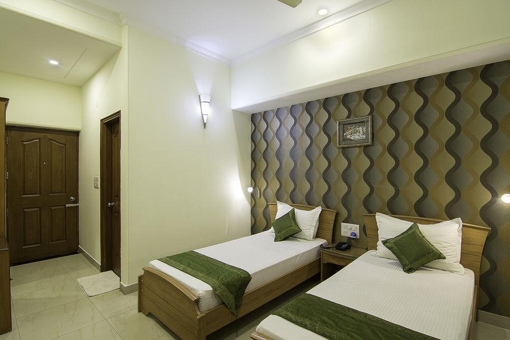Treebo Palm Tree Palam Vihar Hotel Gurgáon Kültér fotó