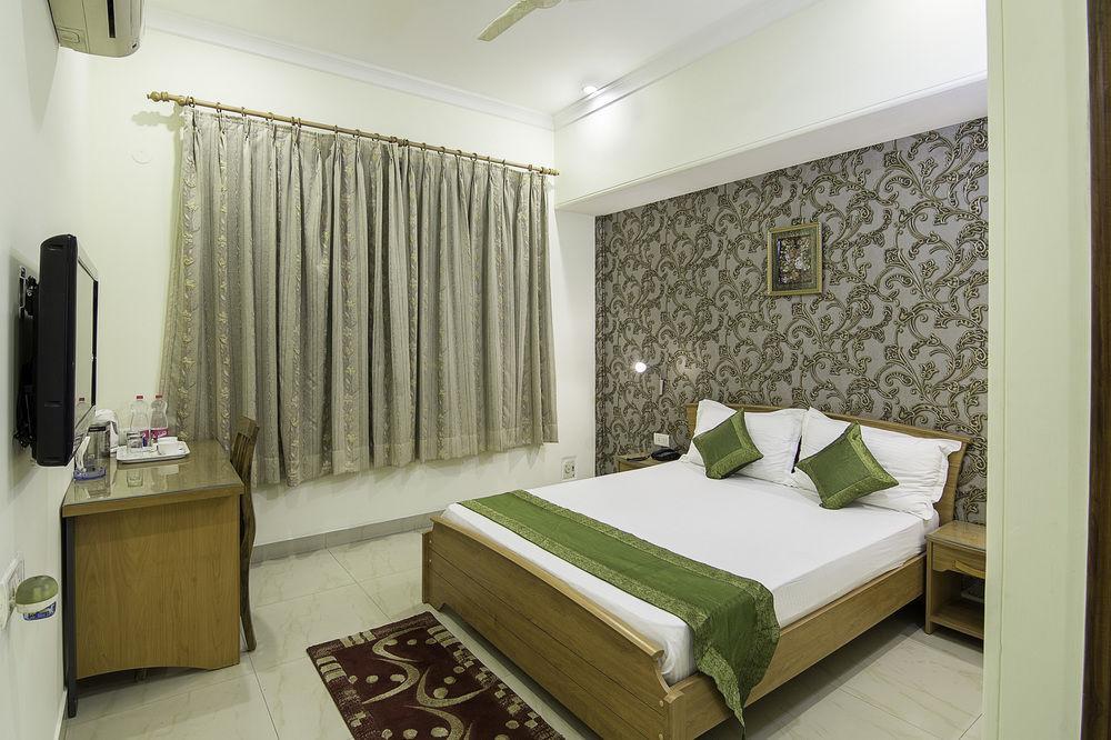 Treebo Palm Tree Palam Vihar Hotel Gurgáon Kültér fotó
